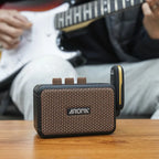 Aroma AG-04 – Mini Amplificador Portátil 5W com Bluetooth para Guitarra Elétrica